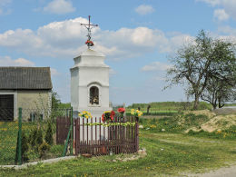 Kapliczka przydrożna murowana. Młodynie Górne, gmina Radzanów, powiat białobrzeski.