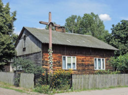 Drewniany krzyż przydrożny. Ulaski Grzmiąckie, gmina Wyśmierzyce, powiat białobrzeski.