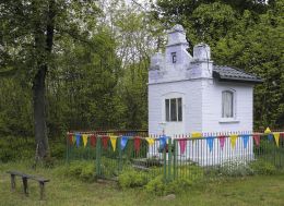 Przydrożna kapliczka domkowa w centrum wsi. Korzeń, gmina Wyśmierzyce, powiat białobrzeski.
