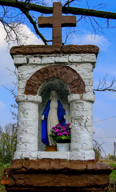 Kapliczka przydrożna wzniesiona w  1918 r. na pamiątkę odrodzenia Polski. Izdebno Kościelne, gmina Grodzisk Mazowiecki, powiat grodziski.