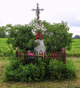 Krzyż przydrożny metalowy na kamiennym postumencie. Grabnik, gmina Jaktorów, powiat grodziski.