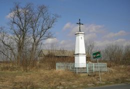 Krzyż przydrożny na pograniczu Borowego i Dębnowoli. Borowe, Gmina Mogielnica, powiat grójecki.