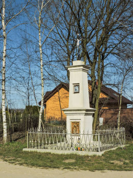 Krzyż przydrożny metalowy na murowanym postumencie. Borowe, gmina Warka, powiat grójecki.