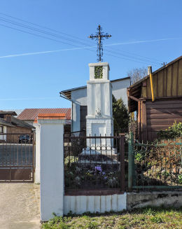 Krzyż przydrożny metalowy na kamiennym postumencie. Dębnowola, gmina Mogielnica, powiat grójecki.