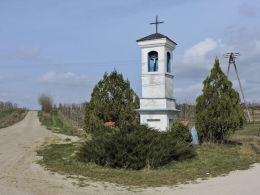 Kapliczka przydrożna, latarnia stojąca na rozstaju polnych dróg. Michałów Górny, gmina Warka, powiat grójecki.