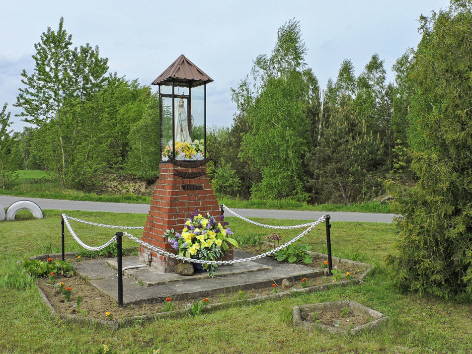 Przydrożna kapliczka oszklona z figurą św. Maryi z 1996 r. Cecylówka, gmina Głowaczów, powiat kozienicki.