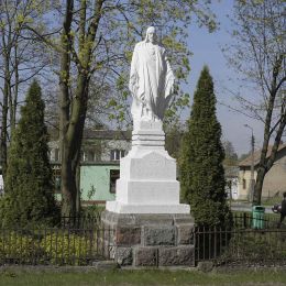 Figura Chrystusa naprzeciwko kościoła parafialnego. Głowaczów, powiat kozienicki.