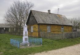 Krzyż przydrożny na skraju wsi. Zbyczyn, gmina Sieciechów, powiat kozienicki.