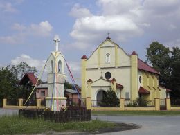 Kapliczka przydrożna przy kościele parafii polskokatolickiej. Studzianki Pancerne, gmina Kozienice, powiat kozienicki.