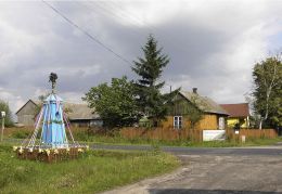 Przydrożna kapliczka stojąca na skrzyżowaniu dróg. Łukawa,gmina Głowaczów, powiat kozienicki.