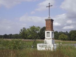 Krzyż przydrożny na skraju wsi. Studnie, gmina Głowaczów, powiat kozienicki.