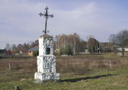 Przydrożna kapliczka przy polnej drodze do Klementynowa. Lipa, gmina Głowaczów, powiat kozienicki.