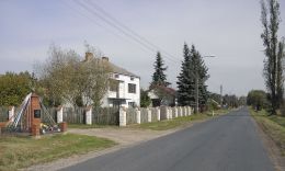 Krzyż przydrożny metalowy na murowanym postumencie z 2004 r. Bąkowiec, gmina Garbatka-Letnisko, powiat kozienicki.