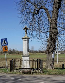 Kamienny krzyż przydrożny stojący na rozstaju dróg. Opactwo, gmina Sieciechów, powiat kozienicki.