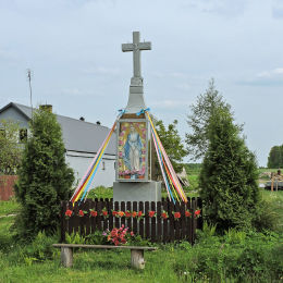 Przydrożny krzyż kamienny. Stanisławów, gmina Głowaczów, powiat kozienicki.