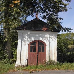 Przydrożna zabytkowa kapliczka przy drodze do Grabowca. Rzeczniów, powiat lipski.