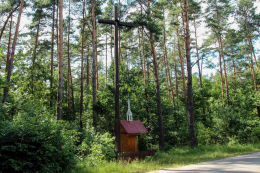 Przydrożna kapliczka drewniana z ok. 1935 r. Bojany, gmina Brok, powiat ostrowski.