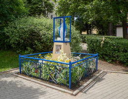 Kapliczka Matki Boskiej przy rondzie na ulicy Bielawskiej. Konstancin-Jeziorna, powiat piaseczyński.