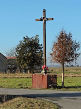 Drewniany krzyż przydrożny. Adolfin, gmina Pionki, powiat radomski.