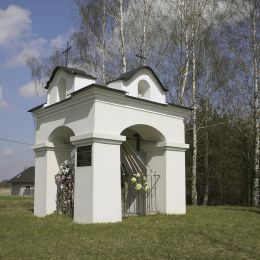 Kapliczka na dawnym cmentarzu cholerycznym. Chomętów-Puszcz, gmina Skaryszew, powiat radomski.