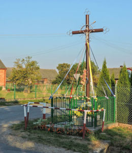 Krzyż przydrożny metalowy z kapliczką. Dąbrówka Zabłotnia, gmina Kowala, powiat radomski.