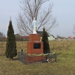 Przydrożna kapliczka z 2005 r. u zbiegu ulic Lipowej i Kasztanowej. Garno, gmina Wolanów, powiat radomski.