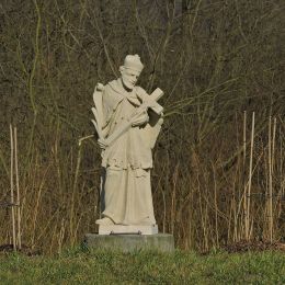 Przydrożna kapliczka z figurą św. Jana Nepomucena. Gębarzów, gmina Skaryszew, powiat radomski.