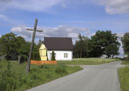 Przydrożny krzyż. Jaroszki, gmina Pionki, powiat radomski.