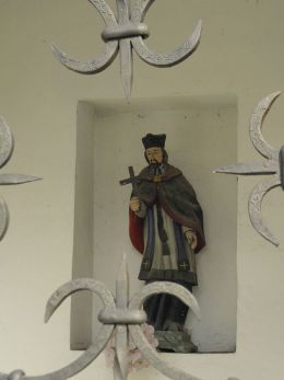 Figura św. Jana Nepomucena w przydrożnej kapliczce domkowej. Jastrzębia, powiat radomski.