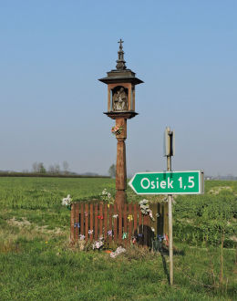 Przydrożna drewniana kapliczka na słupku. Józefów, gmina Kowala, powiat radomski.