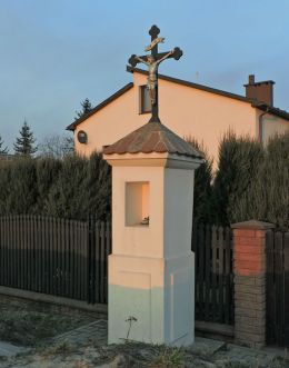 Przydrożna kapliczka z krzyżem. Mazowszany, gmina Kowala, powiat radomski.
