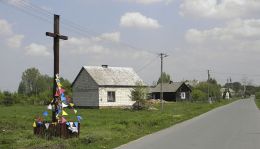 Krzyż przydrożny. Podlesie, gmina Wolanów, powiat radomski.
