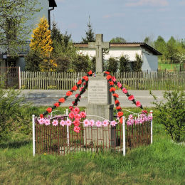 Krzyż przydrożny ufundowany przez mieszkańców Przytyka. Wybudowany w 1949 roku, odnowiony w 1995 r. Przytyk, powiat radomski.