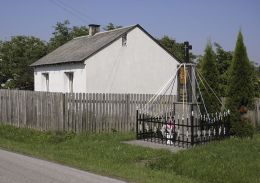 Przydrożna kapliczka z krzyżem. Rogowa, gmina Wolanów, powiat radomski.