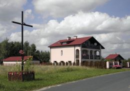 Krzyż przydrożny. Wola Owadowska, gmina Jastrzębia, powiat radomski.