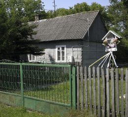 Kapliczka drewniana na słupku. Wola Lipieniecka Duża, gmina Jastrząb, powiat szydłowiecki.