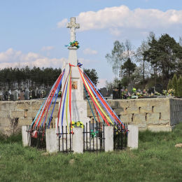 Przydrożny krzyż kamienny na murowanym postumencie. Mirów Stary, gmina Mirów, powiat szydłowiecki.