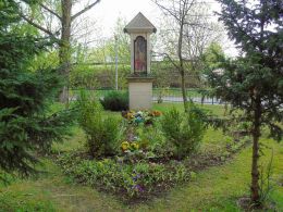 Przydrożna kapliczka z figurą Matki Boskiej. Warszawa, Praga.