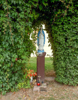 Przydrożna kapliczka przy ulicy Marcinkowskiego przed dawną remizą strażacką. Warszawa, Praga.