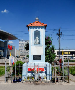 Przydrożna kapliczka przy ulicy Wolskiej róg ulicy Fort Wola. Warszawa.