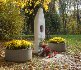 Przydrożna kapliczka w Parku Skaryszewskim autorstwa Janusza Alchimowicza. Warszawa.