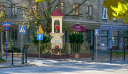 Przydrożna kapliczka z figurą Jezusa Chrystusa u zbiegu ulic Żeromskiego i Płatniczej. Warszawa.