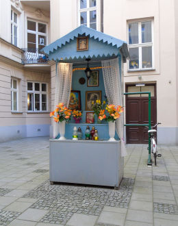 Kapliczka w podwórzu kamienicy przy ulicy Hożej 27. Warszawa.