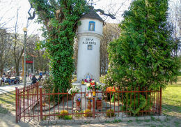 Przydrożna kapliczka na skwerze przy ulicy Bokserskiej z 1875 r. Warszawa.