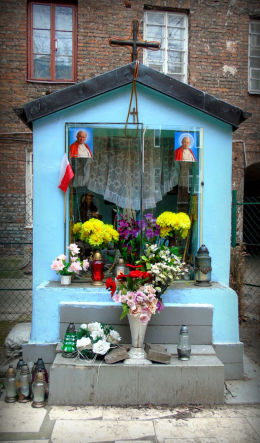 Kapliczka z czasów okupacji w podwórzu kamienicy przy ulicy Brzeskiej 13. Warszawa.