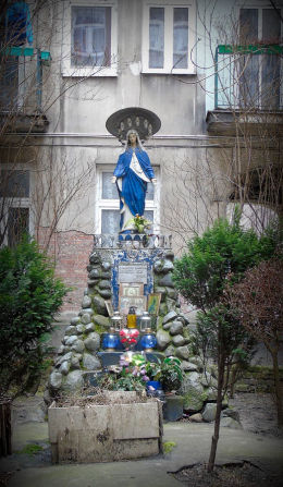 Kapliczka z czasów okupacji w podwórzu kamienicy przy Brzeskiej 17A. Warszawa.