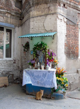 Kapliczka z czasów okupacji w podwórzu kamienicy przy ulicy Brzeskiej 15/17. Warszawa.