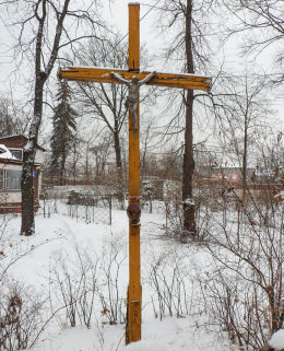 Drewniany krzyż przydrożny przy ulicy Bellony. Warszawa, Rembertów.