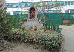 Okupacyjna kapliczka w podwórzu kamienicy przy ulicy Chmielnej 130. Warszawa, Wola.