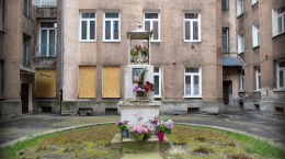 Kapliczka w podwórzu kamienicy przy ulicy Ciepłej 3. Warszawa, Wola.